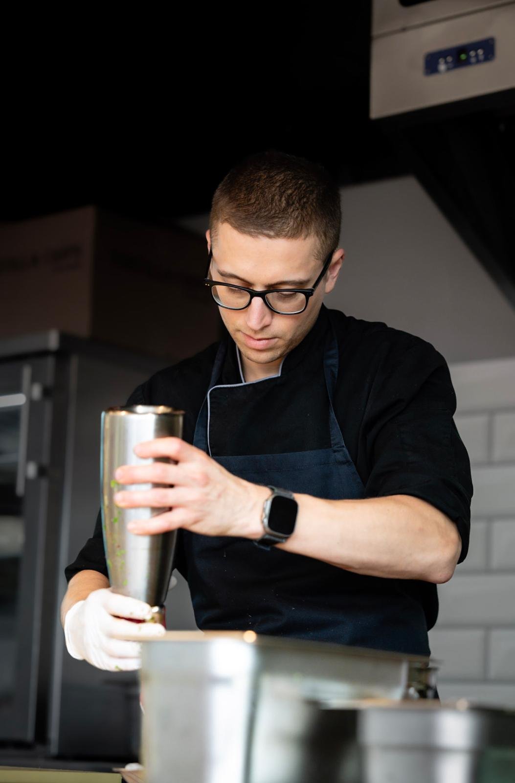 Küchenchef Michael Real beim Anrichten
