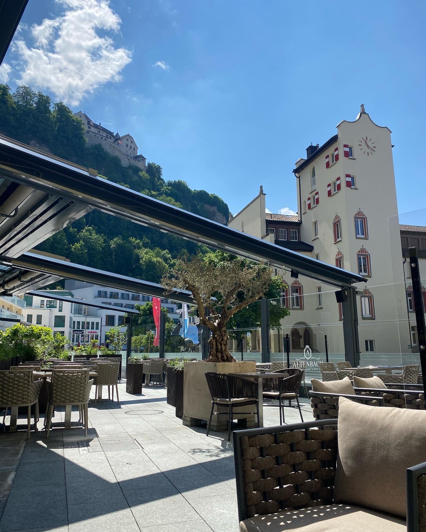 Terrasse mit Blick auf Schloss Vaduz